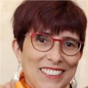Laureata in Scienze politiche e Scienze dell'educazione, iscritta alla facoltà di Lettere moderne di Bologna impartisce lezioni per studenti di scuole medie e superiori